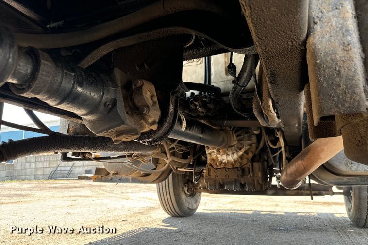 image for item LF9841 2000 International 4900  dump truck