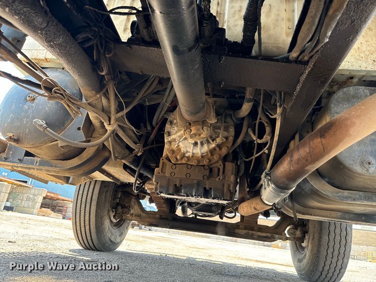 image for item LF9841 2000 International 4900  dump truck