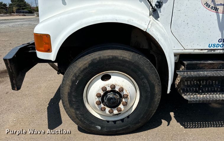 image for item LF9841 2000 International 4900  dump truck