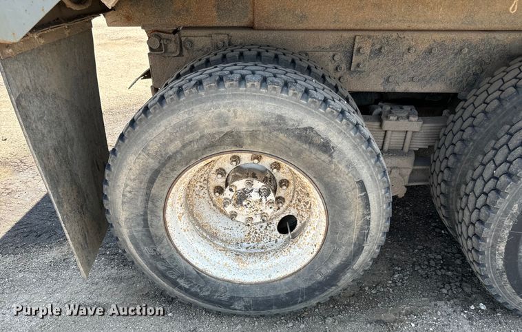 image for item LF9841 2000 International 4900  dump truck