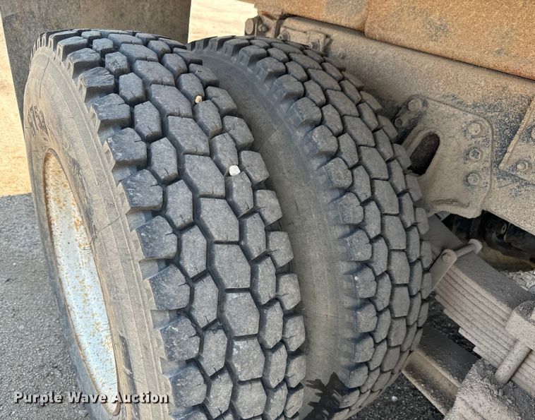 image for item LF9841 2000 International 4900  dump truck