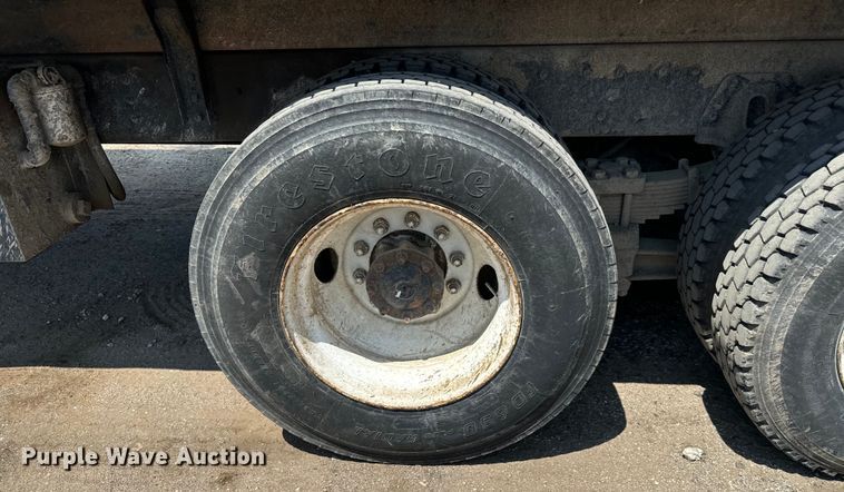 image for item LF9841 2000 International 4900  dump truck