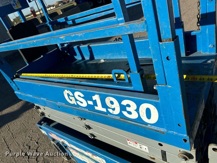 image for item MS9833 2008 Genie GS-1930 scissor lift