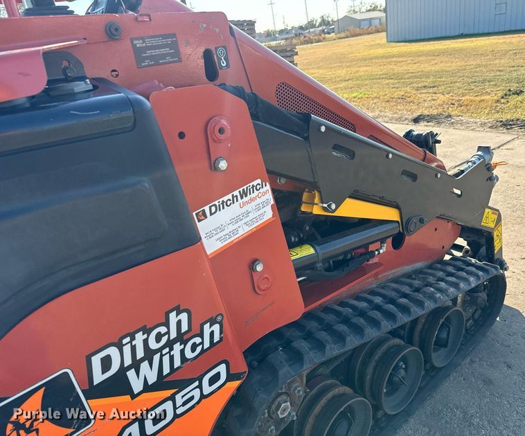 image for item MS9842 2019 Ditch Witch SK1050 compact utility loader