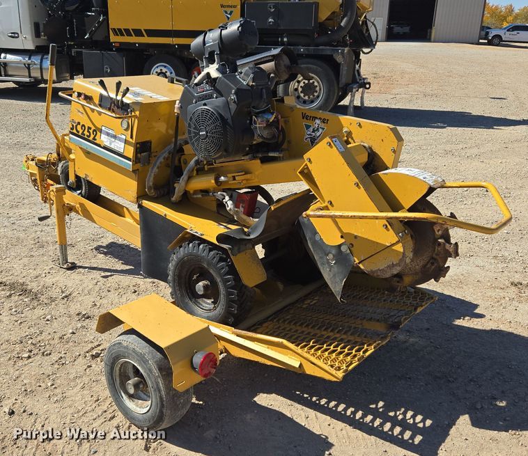 image for item MS9867 2005 Vermeer SC252 stump grinder