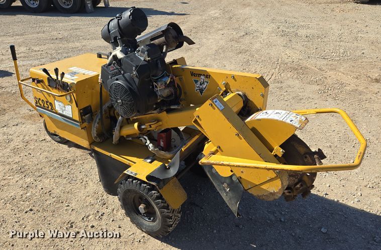 image for item MS9867 2005 Vermeer SC252 stump grinder