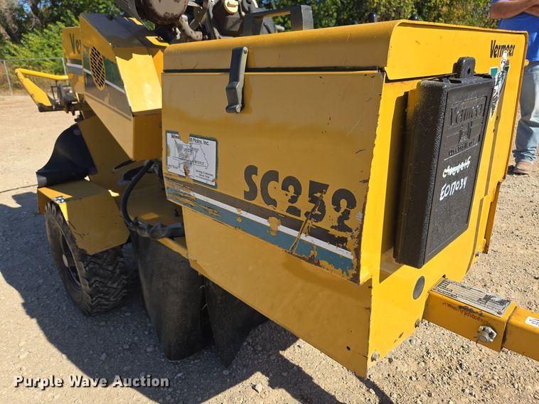 image for item MS9867 2005 Vermeer SC252 stump grinder