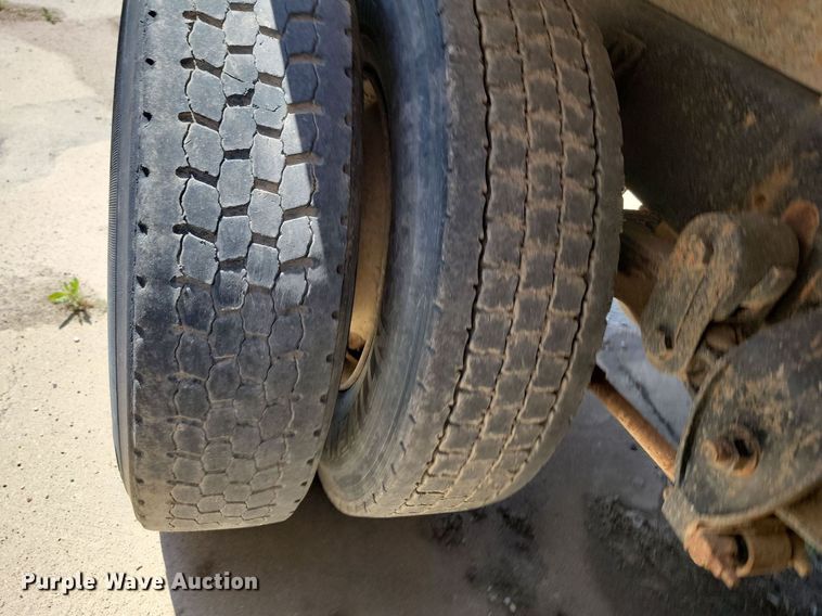 image for item NZ9986 1996 Ford  Aeromax L9000 dump truck