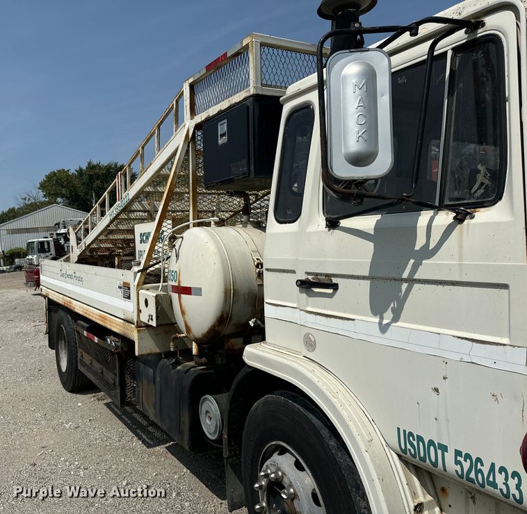 image for item OG9860 1988 Mack  MS200 concrete pump truck