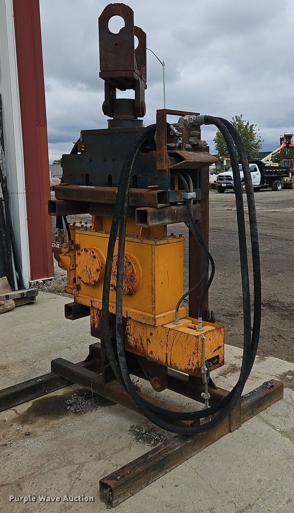 image for item OJ9874 OEC pile driver / extractor 