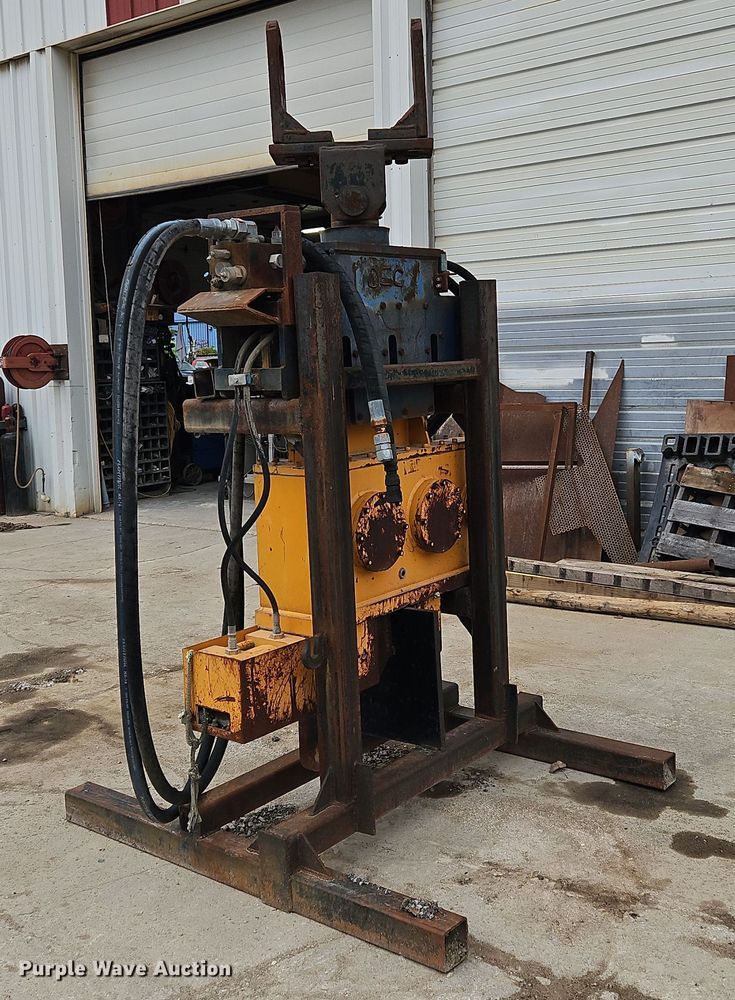 image for item OJ9874 OEC pile driver / extractor 