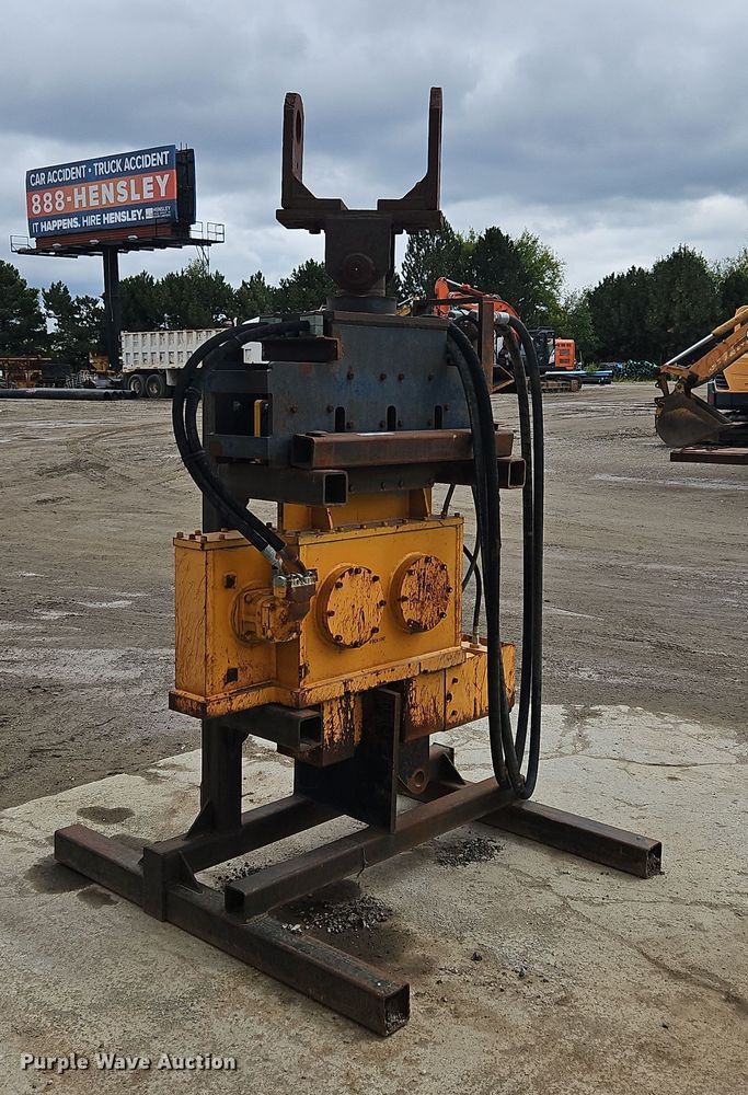 image for item OJ9874 OEC pile driver / extractor 