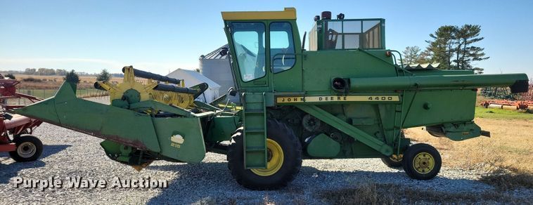 image for item DN3607 1978 John Deere 4400 combine