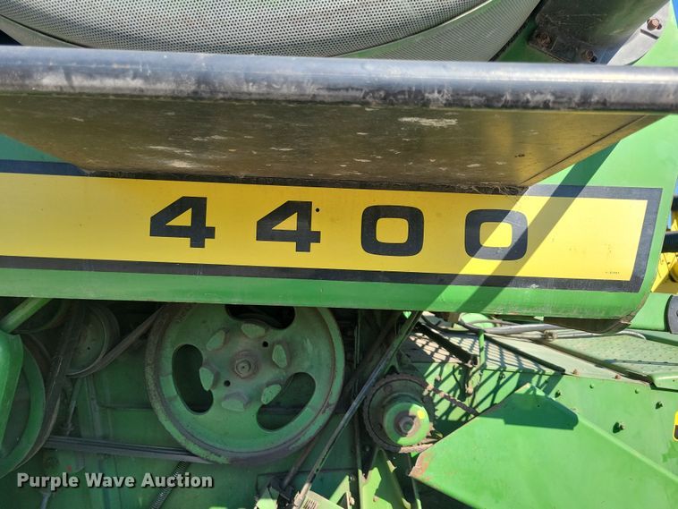 image for item DN3607 1978 John Deere 4400 combine