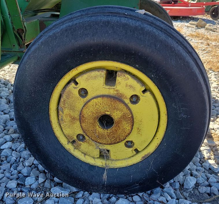 image for item DN3607 1978 John Deere 4400 combine