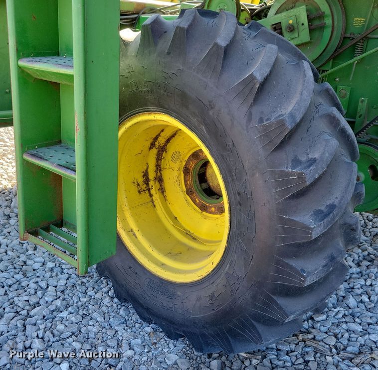 image for item DN3607 1978 John Deere 4400 combine