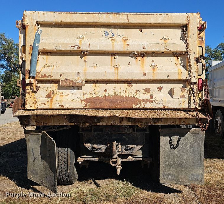 image for item DO5483 2006 Sterling LT9500 dump truck