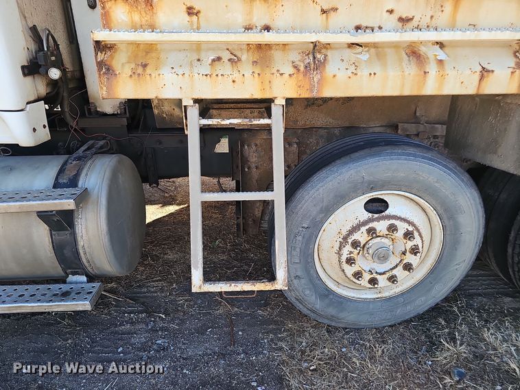 image for item DO5483 2006 Sterling LT9500 dump truck