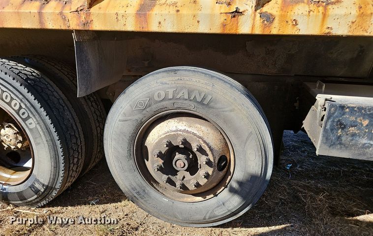 image for item DO5483 2006 Sterling LT9500 dump truck