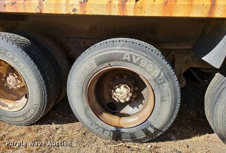 image for item DO5483 2006 Sterling LT9500 dump truck