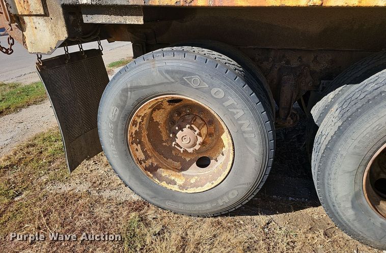 image for item DO5483 2006 Sterling LT9500 dump truck