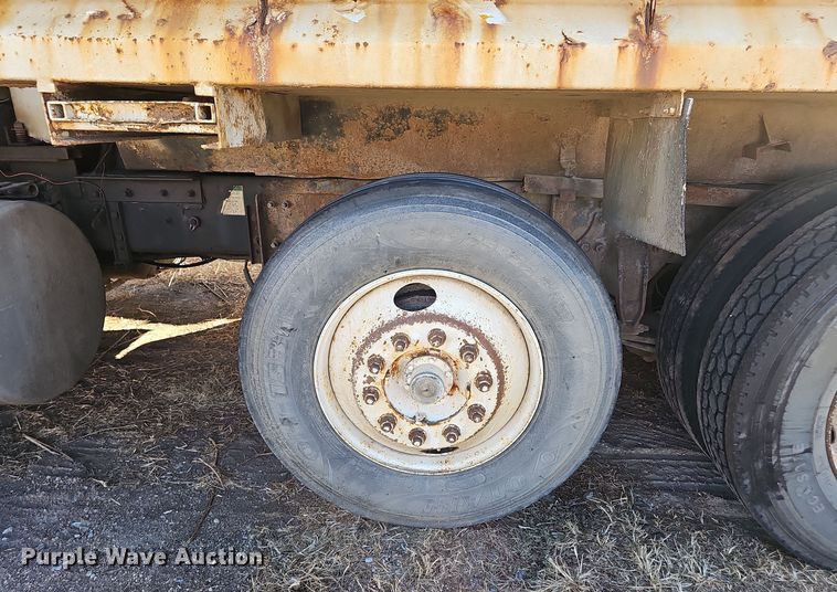 image for item DO5483 2006 Sterling LT9500 dump truck