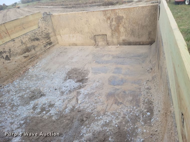 image for item DQ3737 2006 Ford  F650 Super Duty XL  dump truck