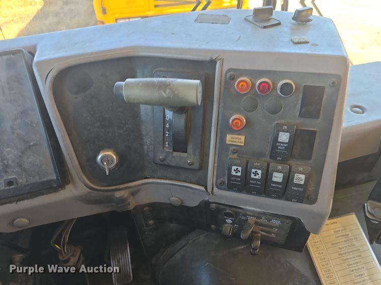 image for item DQ4570 2004 IC FE300 school bus