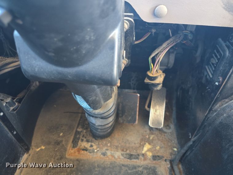 image for item DQ4570 2004 IC FE300 school bus