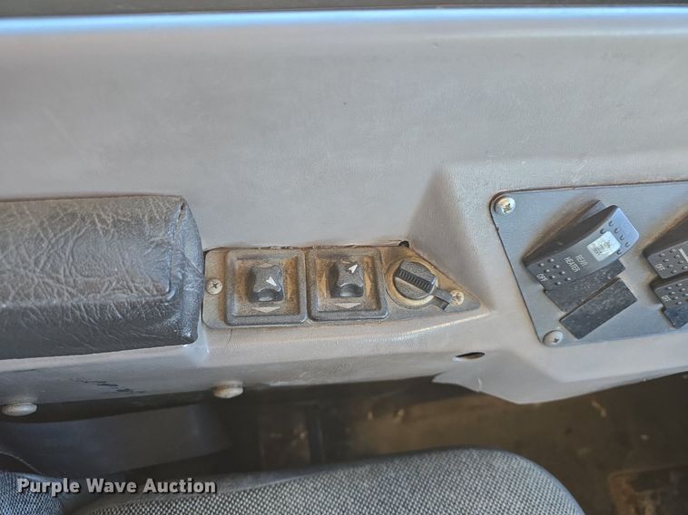 image for item DQ4570 2004 IC FE300 school bus