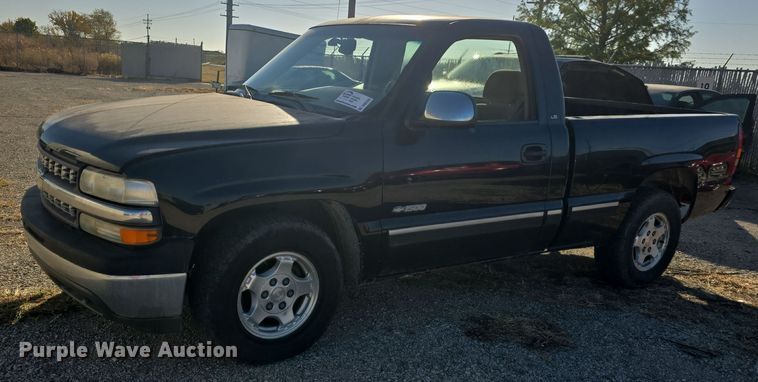 image for item DQ5226 2001 Chevrolet Silverado 1500 pickup truck