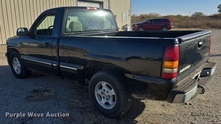 image for item DQ5226 2001 Chevrolet Silverado 1500 pickup truck