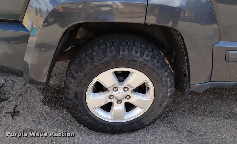 image for item DQ6195 2011 Jeep Liberty SUV