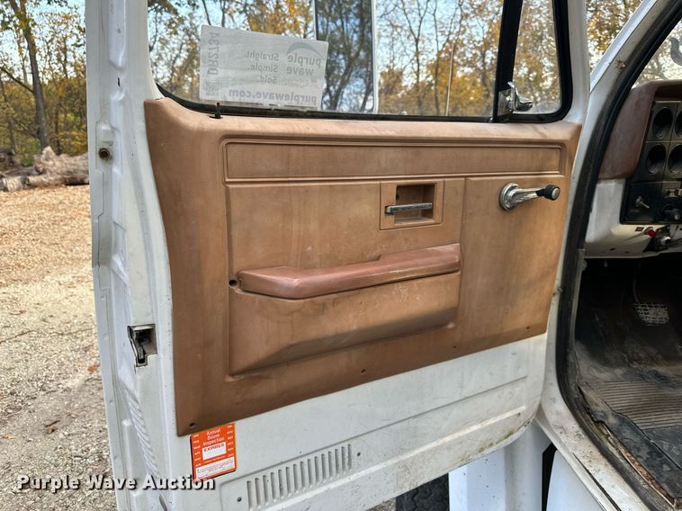 image for item DR2734 1990 GMC 7000 digger derrick truck