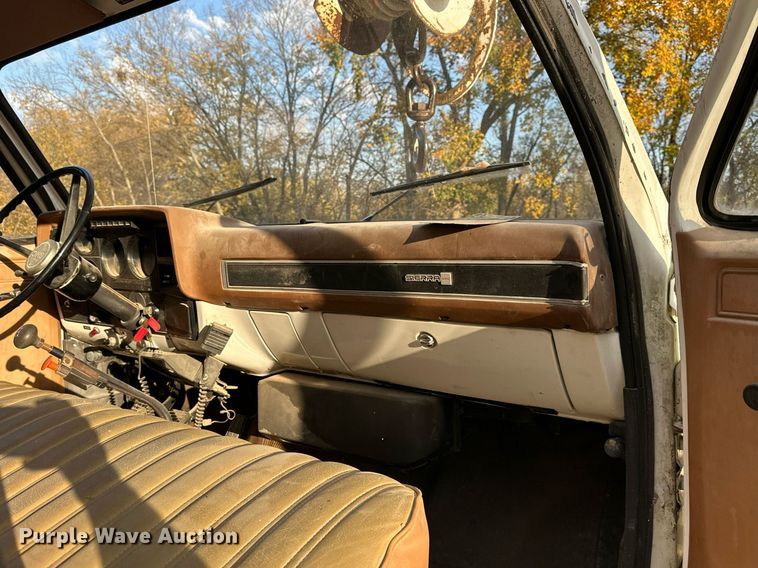 image for item DR2734 1990 GMC 7000 digger derrick truck