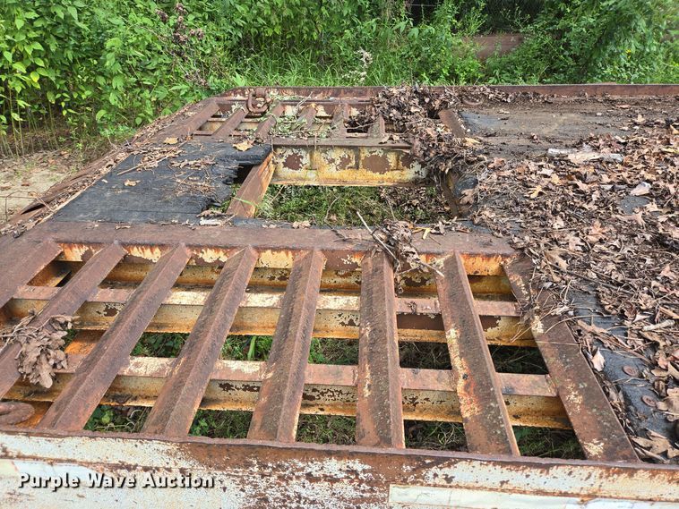 image for item DT5273 1989 Gooseneck tilt deck equipment trailer