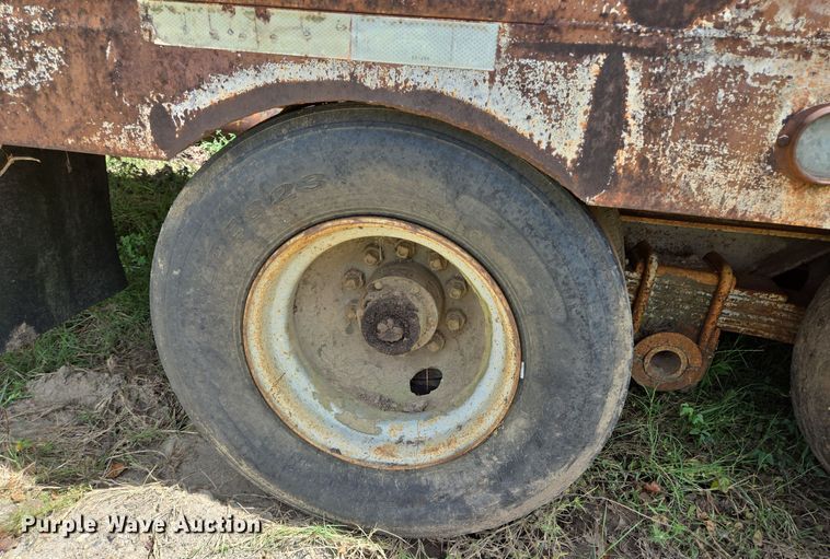 image for item DT5273 1989 Gooseneck tilt deck equipment trailer