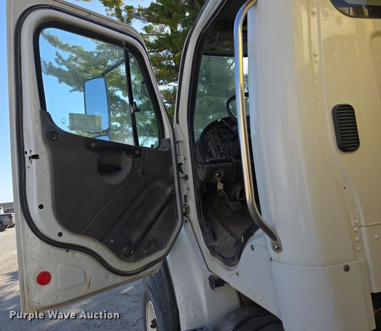 image for item DW3762 2010 Freightliner Business Class M2 dump truck