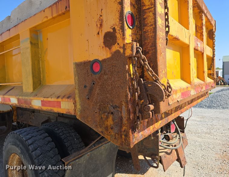 image for item DW3763 1994 International 4900 dump truck