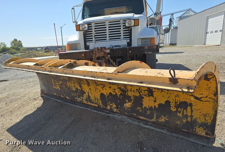 image for item DW3763 1994 International 4900 dump truck