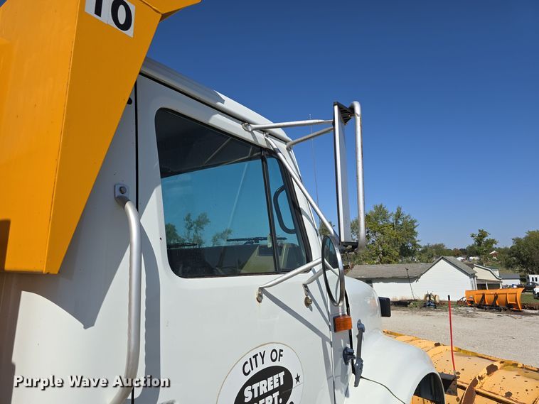 image for item DW3763 1994 International 4900 dump truck