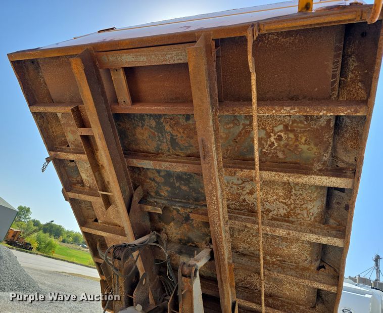 image for item DW3763 1994 International 4900 dump truck