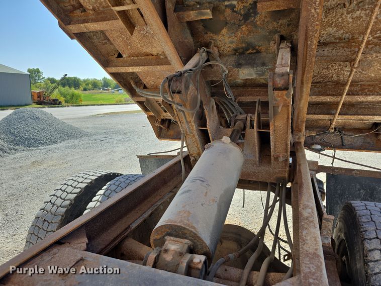image for item DW3763 1994 International 4900 dump truck