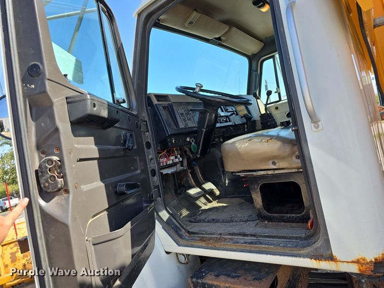 image for item DW3763 1994 International 4900 dump truck