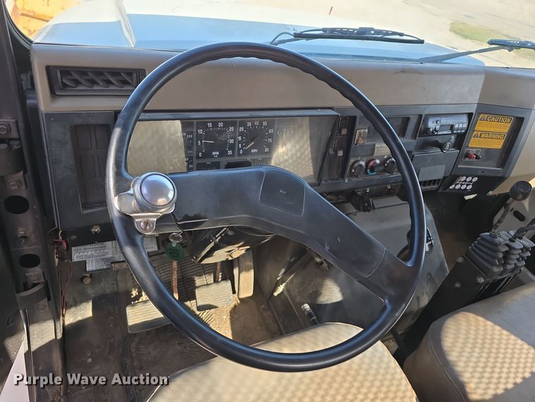 image for item DW3763 1994 International 4900 dump truck