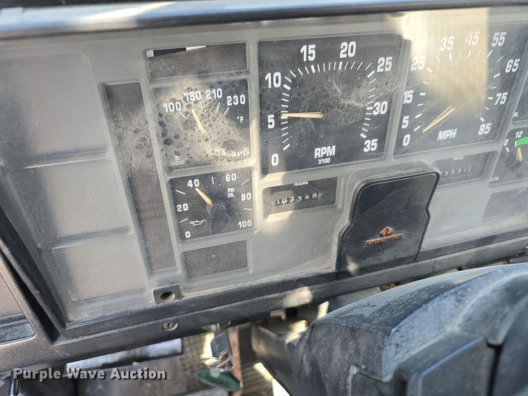 image for item DW3763 1994 International 4900 dump truck