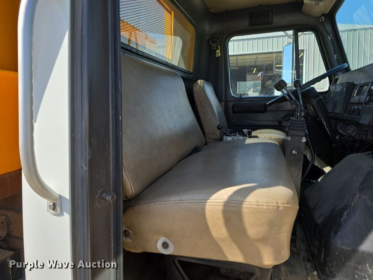 image for item DW3763 1994 International 4900 dump truck