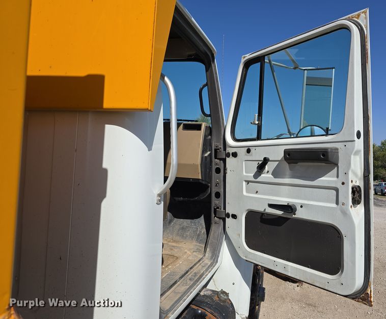 image for item DW3763 1994 International 4900 dump truck