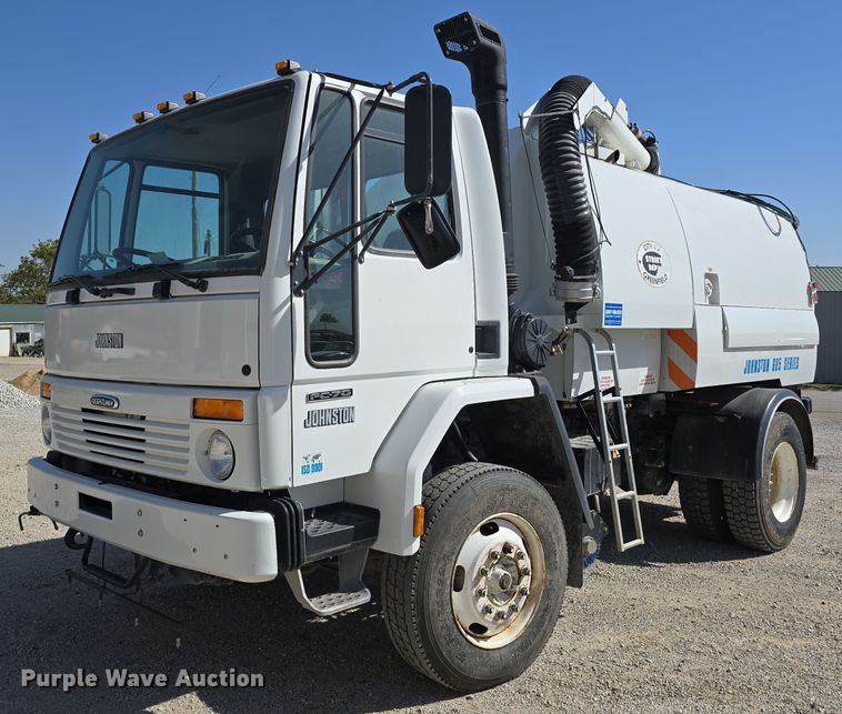 image for item DW3764 2000 Freightliner FC70 street sweeper truck