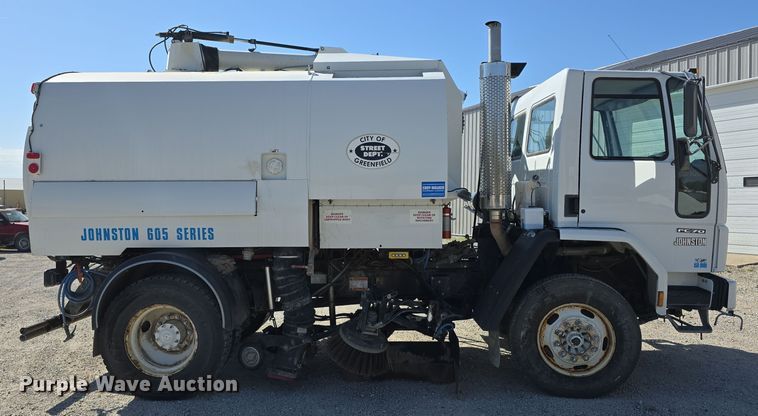 image for item DW3764 2000 Freightliner FC70 street sweeper truck